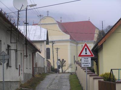 I bakgrunden den gula Evangeliska kyrkan.